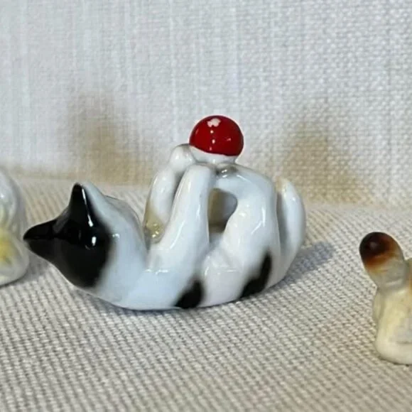 Mini Mid-Century Ceramic Cat Figurine- Japan Style Whimsical Kittens - Picture 3 of 3